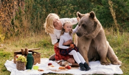 Bộ ảnh “siêu thực”: Mẹ con người mẫu Nga đi dã ngoại cùng gấu khổng lồ