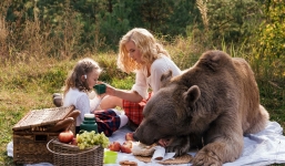 Bộ ảnh “siêu thực” mẹ con người mẫu Nga chơi đùa cùng gấu khổng lồ