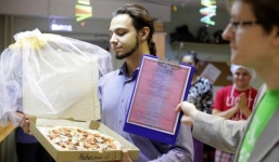 Kỳ lạ chàng trai làm đám cưới với chiếc bánh Pizza