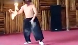 Chết cười với màn biểu diễn múa lửa bị cháy quần