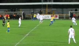 Video: Pha phản lưới nhà chưa từng có trong lịch sử bóng đá