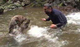 Người đàn ông tay không thuần phục gấu hoang dã