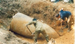 Thanh Hóa: Máy xúc múc phải quả bom nặng 200 kg