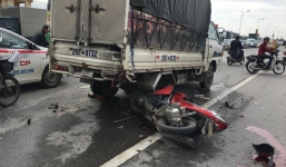 Đâm vào đuôi xe ô tô, thanh niên bị văng xa nguy kịch