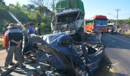 Hai xe tải tông trực diện, thi thể nạn nhân mắc kẹt trong cabin