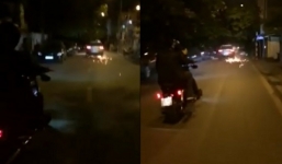 Video: Xế hộp điên cuồng tháo chạy trên phố, kéo lê theo xe máy