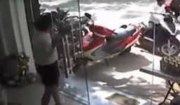 Xe ga dựng trước cửa hàng bị bẻ khóa, dắt đi trong nháy mắt