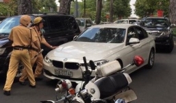 Tài xế BMW tông xe CSGT để bỏ chạy sau khi gây tai nạn