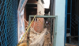 Khối bê tông lớn đè trúng người, 2 thợ xây bị thương nặng