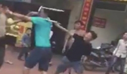 Can ngăn ẩu đả, người đàn ông bị ghế đập trúng đầu