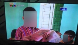 Học sinh cầm ngược sách đọc trên VTV gây xôn xao