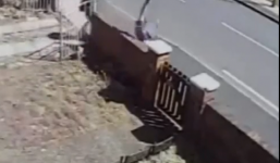 Chàng trai bị ngã dập mặt vì muốn lấy lòng người đẹp