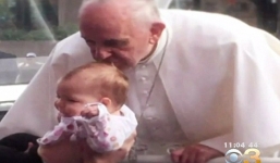 Nụ hôn của Giáo hoàng Francis giúp teo khối u não bé gái 1 tuổi