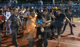 Trọng tài Thái Lan bị cổ động viên đánh vỡ đầu ngay trên sân