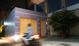 Thi thể người đàn ông bị bỏ lại trước căn biệt thự