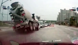 Xe trộn bê tông ủi bay cả hàng ôtô ngược chiều