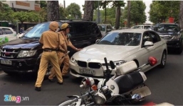 Xe BMW gây tai nạn, tông xe cảnh sát: Tài xế bị tâm thần?