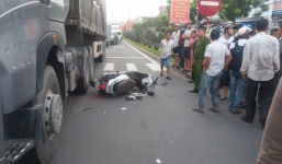 Đứng chờ đèn đỏ, một phụ nữ bị xe tải tông tử vong