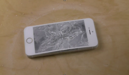 Xông vào nhà bạn gái, đập tan 4 điện thoại 'xịn'