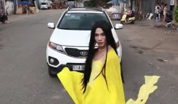 Kenny Sang diện váy 'hồn nhiên' đứng múa giữa đường