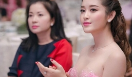 Ngỡ ngàng nhan sắc trẻ trung của mẹ Á hậu Huyền My