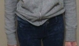 Nữ sinh 12 tuổi bị đình chỉ học vì mặc quần quá chật