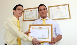 Tài xế taxi trả lại gần 2.000 USD cho khách bỏ quên