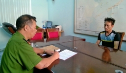 Thanh niên 'ngáo đá' đục tường, cầm súng đe dọa nhiều người