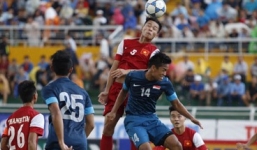 Video: Thủ môn U21 Singapore phá bóng như 'bán độ'