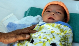 Bé sơ sinh bị ném xuống giếng sâu 10m sống sót kỳ diệu