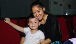 Fan thích thú với clip con trai Lê Phương vừa hát vừa chăm sóc mẹ