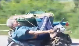 Video: Ông lão nằm ngửa lái xe máy 1 tay 