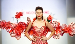 Thanh Hằng kiêu sa dù đeo đôi cánh hoa nặng 12 kg