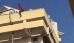 Dân mạng xôn xao clip nam thanh niên nhảy từ tầng bốn xuống nóc ô tô