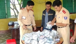 Thu giữ gần 2.000 đĩa phim đồi trụy trên xe khách