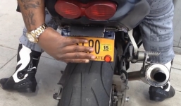 Chiêu giấu biển số bằng công nghệ cao của dân chơi môtô