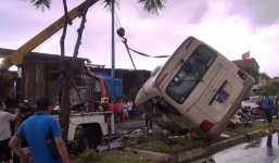 Xe khách lật ngang, người dân phá kính cứu hành khách mắc kẹt