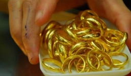 Hà Nội: Bị mất trộm 11 cây vàng lúc dừng xe mua mớ rau