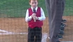 Video cậu bé 7 tuổi hát quốc ca khiến nhiều người thổn thức