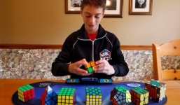 Video: Cậu bé 14 tuổi xoay rubik nhanh nhất thế giới với 4,9 giây 