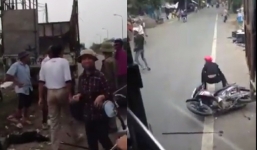 Video: Cẩu tặc bị truy đuổi, dùng mã tấu cướp xe máy bỏ trốn ở Hà Nội