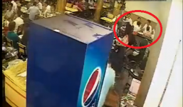 Camera ghi lại thời điểm thực khách phát hiện chuột trong nồi lẩu