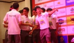 Công Phượng cùng U21 HAGL hát 'Vợ người ta'