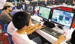 TQ: Thầy giáo phạt học sinh trốn tiết dẫm chân lên tay nhau