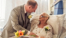 Lễ cưới xúc động của người phụ nữ 55 tuổi ung thư giai đoạn cuối