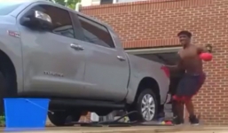 Thanh niên ngã dập mặt vì vừa rửa xe vừa nhảy