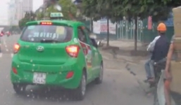 Video taxi 'ép' xe máy vào lề đường để 'dạy dỗ' sau va chạm