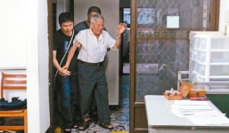 Trúng gió sinh hoang tưởng, người đàn ông giết vợ rồi nhảy lầu