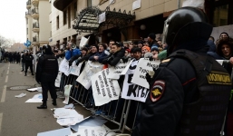 Video: Người Nga giận dữ ném đá, trứng vào Đại sứ quán Thổ Nhĩ Kỳ