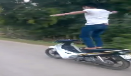 Video: Thanh niên liều mạng đi xe máy như 'xiếc' trên đường